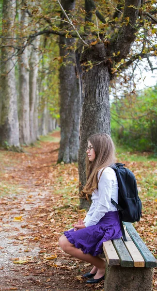 Vrij mooie blonde kind schoolmeisje terug naar school-vergadering — Stockfoto