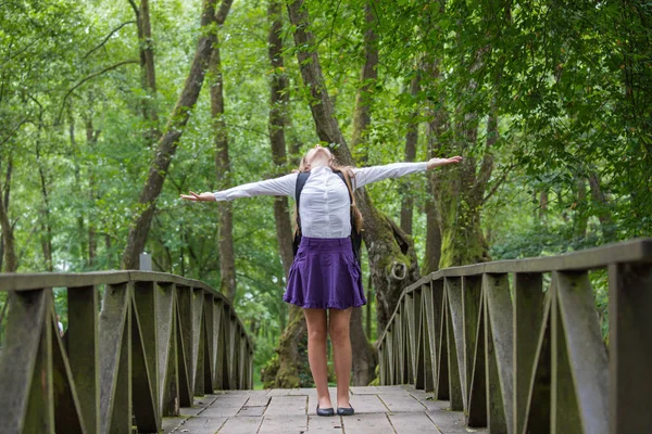 Prachtige mooie blonde meisje buitenschoolse glimlachend met bril, — Stockfoto