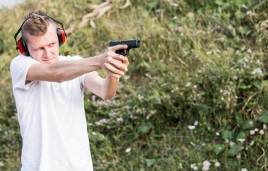 Genç yakışıklı sarışın adam polis özel kuvvetler Kış kış eğitim