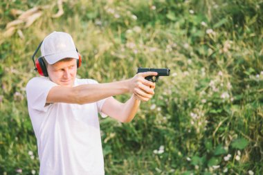 Genç yakışıklı sarışın adam polis özel kuvvetler Kış kış eğitim