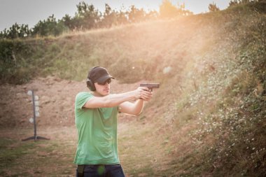 --Dan ateş yakışıklı ve kas beyaz yakışıklı adamı kovmak gu