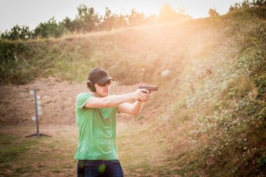 --Dan ateş yakışıklı ve kas beyaz yakışıklı adamı kovmak gu