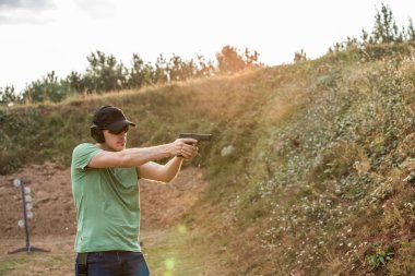 --Dan ateş yakışıklı ve kas beyaz yakışıklı adamı kovmak gu