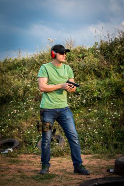 Genç ve yakışıklı kaslı beyaz adam yeşil gömlek hazır