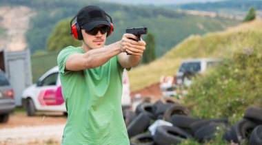 Yakışıklı genç adam vahşi doğada düşman hedef çekmek istiyor