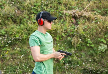 Yakışıklı kaslı genç adam düşman hedef trende arıyorsunuz