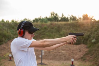 Genç sarışın yakışıklı gizli servis ajanı asker eğitim milit