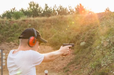 Genç sarışın yakışıklı gizli servis ajanı asker eğitim milit