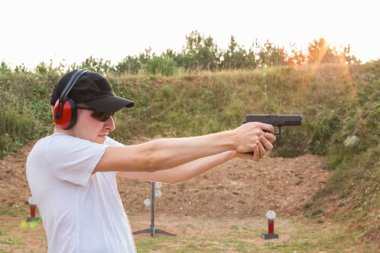 Genç polis memuru veya özel gizli servis ajanı th öldürmek istiyor