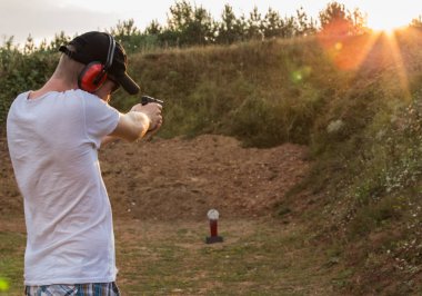 Genç ve yakışıklı Beyaz sarışın adam askeri eğitim kampında