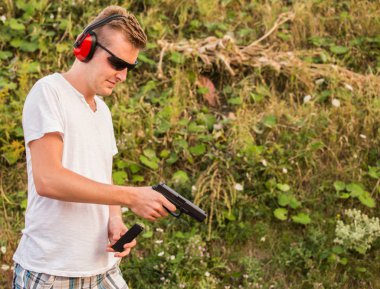 Yakışıklı genç sarışın adam eğitim savaş ve changi