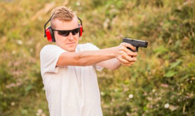 Yakışıklı ve genç sarışın polis profesyonel ordu için özel