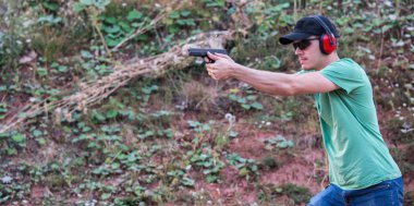 Genç ve yakışıklı polis özel ile kas eğitim ekibi 