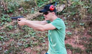 Genç ve yakışıklı polis özel ile kas eğitim ekibi 