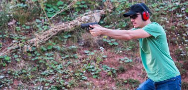 Genç ve yakışıklı polis özel ile kas eğitim ekibi 