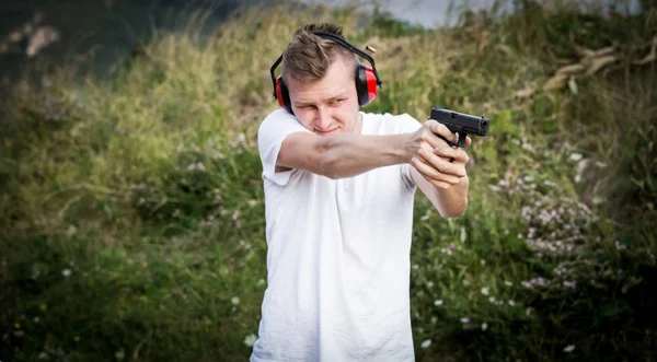 Mladý pohledný blond kluk zběsile tvrdý trénink policista specializované — Stock fotografie