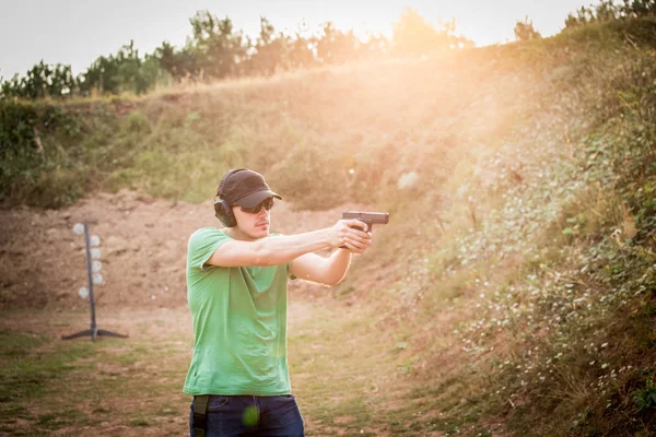 --Dan ateş yakışıklı ve kas beyaz yakışıklı adamı kovmak gu