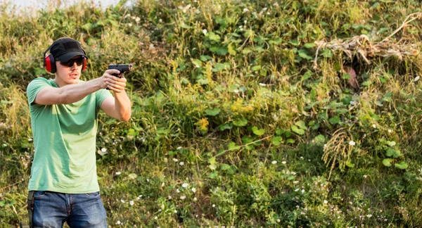 Genç ve yakışıklı profesyonel polis özel kuvvet eğitim — Stok fotoğraf