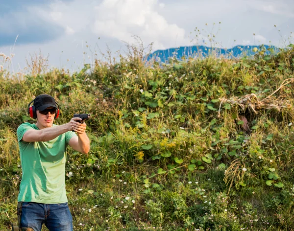 Genç ve yakışıklı kaslı beyaz polis profesyonel kol