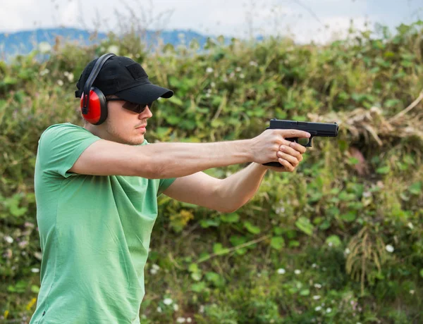 Bir esmer profesyonel polis katil özel ordu profili