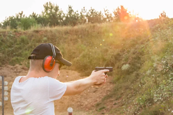 Genç sarışın yakışıklı gizli servis ajanı asker eğitim milit