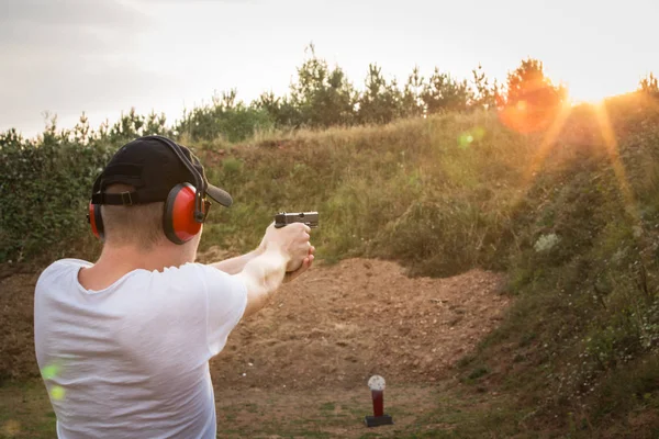 Genç polis memuru veya özel gizli servis ajanı th öldürmek istiyor