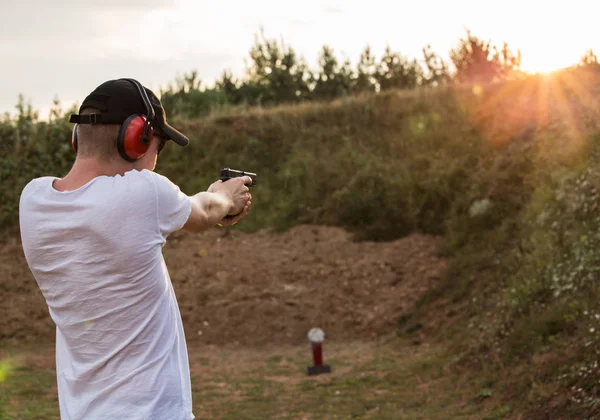 Beyaz ve genç çocuğu t ile alanında askeri eğitim