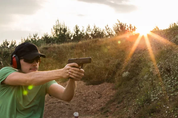 Allenamento all'esterno per sparare con pistola a pistola glock per han militari — Foto Stock