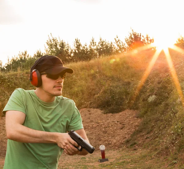 Genç yakışıklı esmer profesyonel polis Ordusu Özel Kuvvetleri r