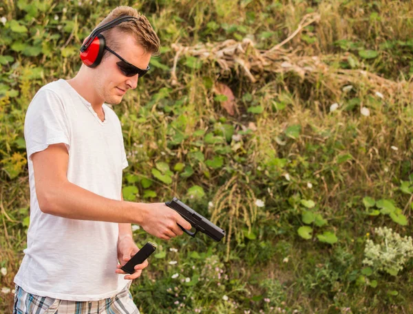 Yakışıklı genç sarışın adam eğitim savaş ve changi