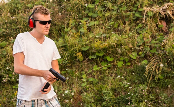 Sarışın beyaz yakışıklı adam silah glock ile değişen mag tabanca