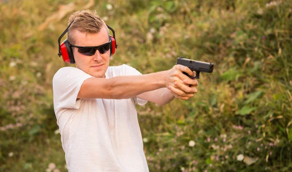 Genç sarışın yakışıklı adam yangın silah silah şiddet gl çekim