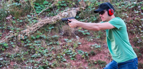 Genç ve yakışıklı polis özel ile kas eğitim ekibi 