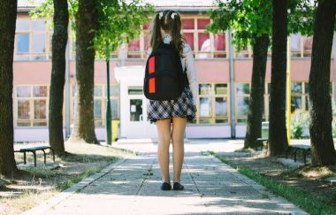 Bir sırt çantası konumu scho önünde olan genç mavi saçlı kız