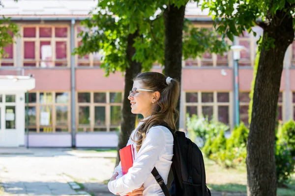Bir sırt çantası konumu scho önünde olan genç mavi saçlı kız