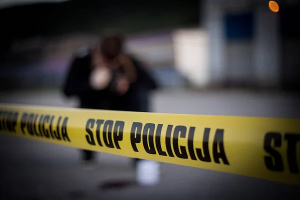 Escena del crimen, asesinato, investigación, rastro sangriento en asfalto, ong —  Fotos de Stock