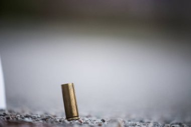 Tabanca yerdeki kurşun kabuk. Suç mahalli Investig