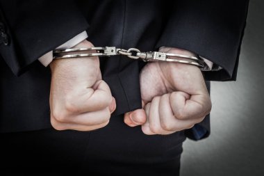 Bir işadamı bozulması nedeniyle sırtında kelepçe ile yakalanan bir