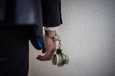 Bir iş adamı corruptio için onun karnına kelepçe ile yakaladı