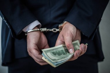 Bir iş adamı corruptio için onun karnına kelepçe ile yakaladı