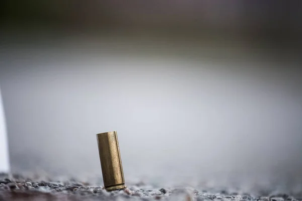 Bullet shell na zem z pistole. Zkontrolování scénu zločinu — Stock fotografie