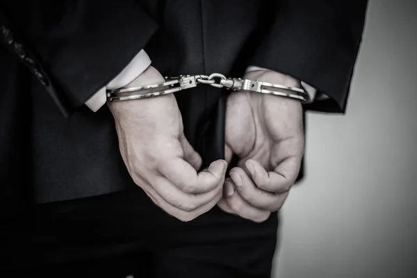 Geschäftsmann verhaftet Handschellen an den Händen zurück für weiße Colla — Stockfoto