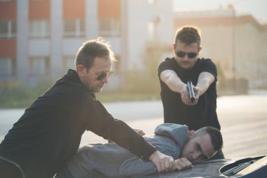 Hırsızlar, gösterge, suçluların tutuklanması ile polis kelepçe, bir g bağlı