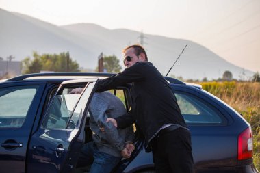 Bir hırsız, bir suçlu tutuklamak uyuşturucu satıcısı elleri silahlı wi