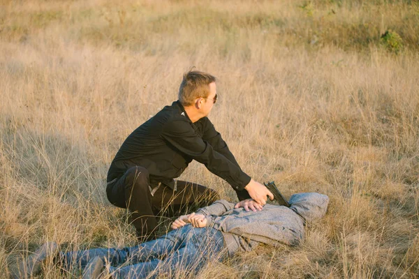 İki polis yakalamak suçlular, hırsızlar, uyuşturucu satıcıları, kelepçe