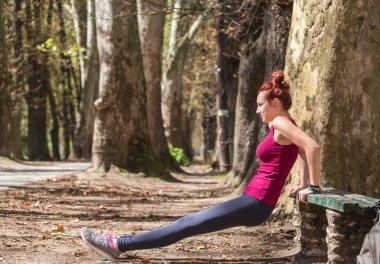 Bazı tricep dips eşit yapıyor bir kadın atlet profil görünümü