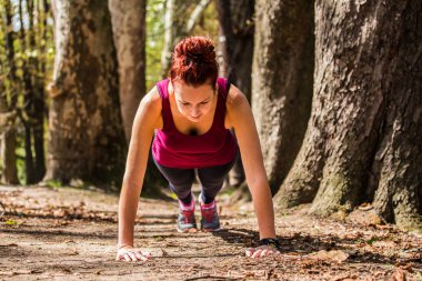 Kız arkadaşı iyi bir vücut, şınav sonra doğada bir