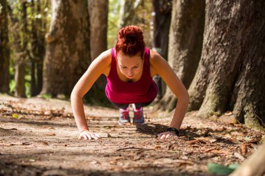 Kız arkadaşı iyi bir vücut, şınav sonra doğada bir