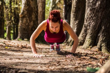 Kız arkadaşı iyi bir vücut, şınav sonra doğada bir