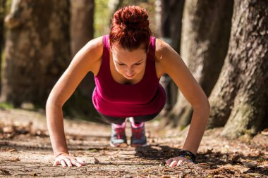 Kız arkadaşı iyi bir vücut, şınav sonra doğada bir